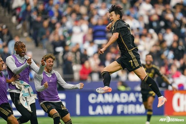 손흥민(7번)이 23일 오전 11시 30분(한국시간) 캐나다 밴쿠버 BC 플레이스에서 열린 미국 메이저리그 사커(MLS)컵 플레이오프(PO) 콘퍼런스 준결승(8강)에서 프리킥 동점골을 넣고 펄쩍 뛰고 있다. /AFPBBNews=뉴스1