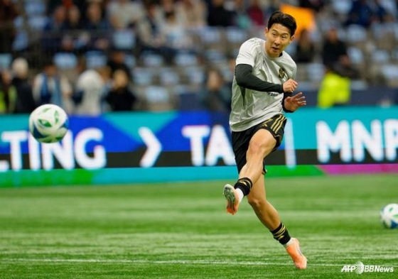 손흥민이 23일 오전 11시 30분(한국시간) 캐나다 밴쿠버 BC 플레이스에서 열리는 미국 메이저리그 사커(MLS)컵 플레이오프(PO) 콘퍼런스 준결승(8강) 경기 전 몸을 풀고 있다. /AFPBBNews=뉴스1