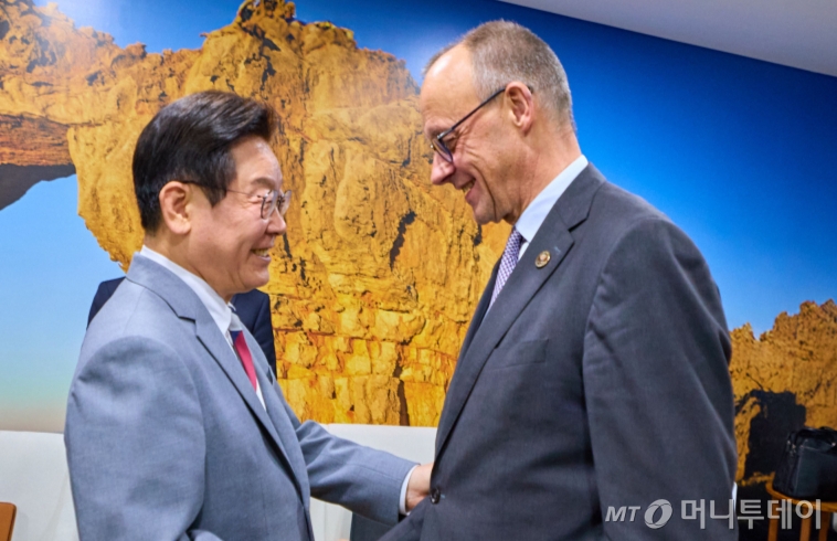 이재명 대통령과 프리드리히 메르츠 독일 총리가 22일(현지시간) 남아프리카공화국 요하네스버그 엑스포센터 양자회담장에서 한-독일 정상회담에 앞서 악수하고 있다. / 사진=뉴시스