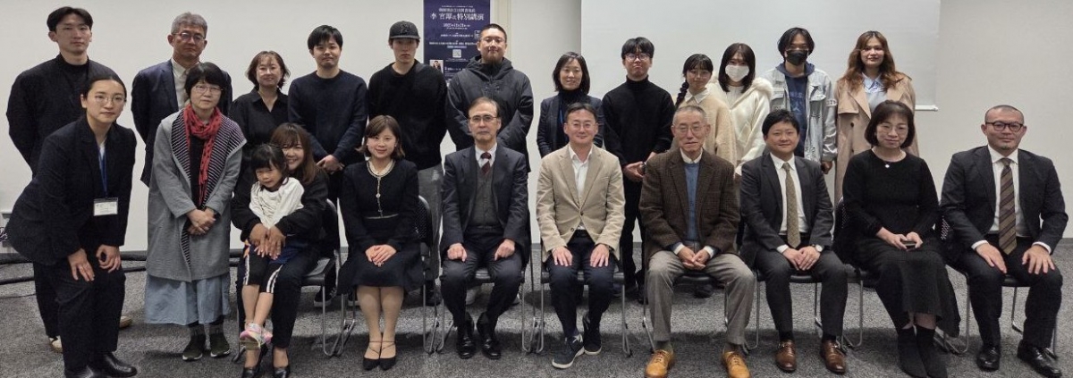 이관후 국회입법조사처장이 특별강연 후 참석자들과 기념촬영을 하고 있다. 이날 강연회에는 이즈미 카오루 규슈대학한국연구센터장, 히라이 카즈오미 규슈한국연구자포럼 대표, 오가타 요시히로 후쿠오카대학 교수 등이 참석했다. /사진=조철희 기자