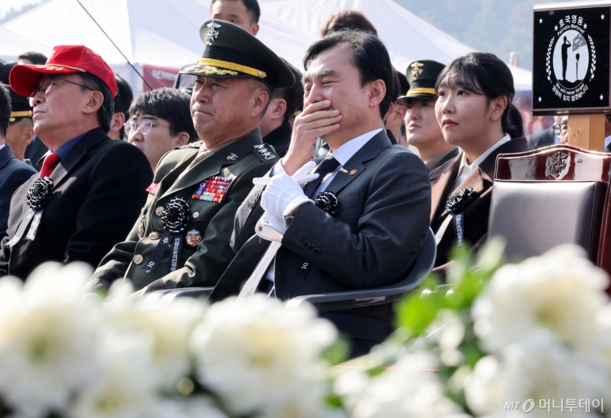 23일 대전 유성구 국립대전현충원에서 열린 제15주년 연평도 포격전 전투영웅 추모 및 전승기념 행사에서 안규백 국방부장관이 눈물을 닦고 있다. / 사진=뉴스1