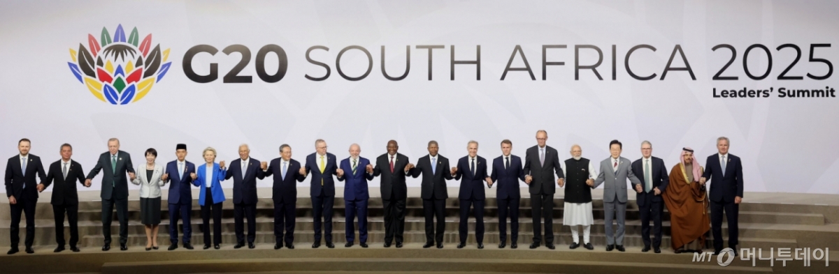 [요하네스버그=뉴시스] 최동준 기자 = 이재명(오른쪽 네번째) 대통령이 22일(현지 시간) 남아프리카공화국 요하네스버그 엑스포 센터에서 열린 G20 정상회의에서 공식 단체사진 촬영을 하고 있다.  왼쪽부터 막심 오레쉬킨 러시아 대통령실 부비서실장, 에드가르 아마도르 사모라 멕시코 재무부 장관, 레젭 타입 에르도안 튀르키예 대통령, 다카이치 사나에 일본 총리, 기브란 라카부밍 라카 인도네시아 부통령, 폰데어라이엔 유럽연합 집행위원장, 안토니우 코스타 유럽연합 정상회의 상임의장, 리창 중국 총리, 앤서니 앨버니지 호주 총리, 루이스 이나시우 룰라 다시우바 브라질 대통령, 시릴 라마포사 남아프리카공화국 대통령, 주앙 로렌수 아프리카연합 의장, 마크 카니 캐나다 총리, 에마뉘엘 마크롱 프랑스 대통령, 프리드리히 메르츠 독일 총리, 모디 인도 총리, 이 대통령, 키어 스타머 영국 총리, 파이살 빈 파르한 알 사우드 사우디아라비아 외무장관, 파블로 키르노 아르헨티나 외교부 장관. (사진=G20 조직위원회 제공) 2025.11.23. photo@newsis.com  *재판매 및 DB 금지 /사진=최동준