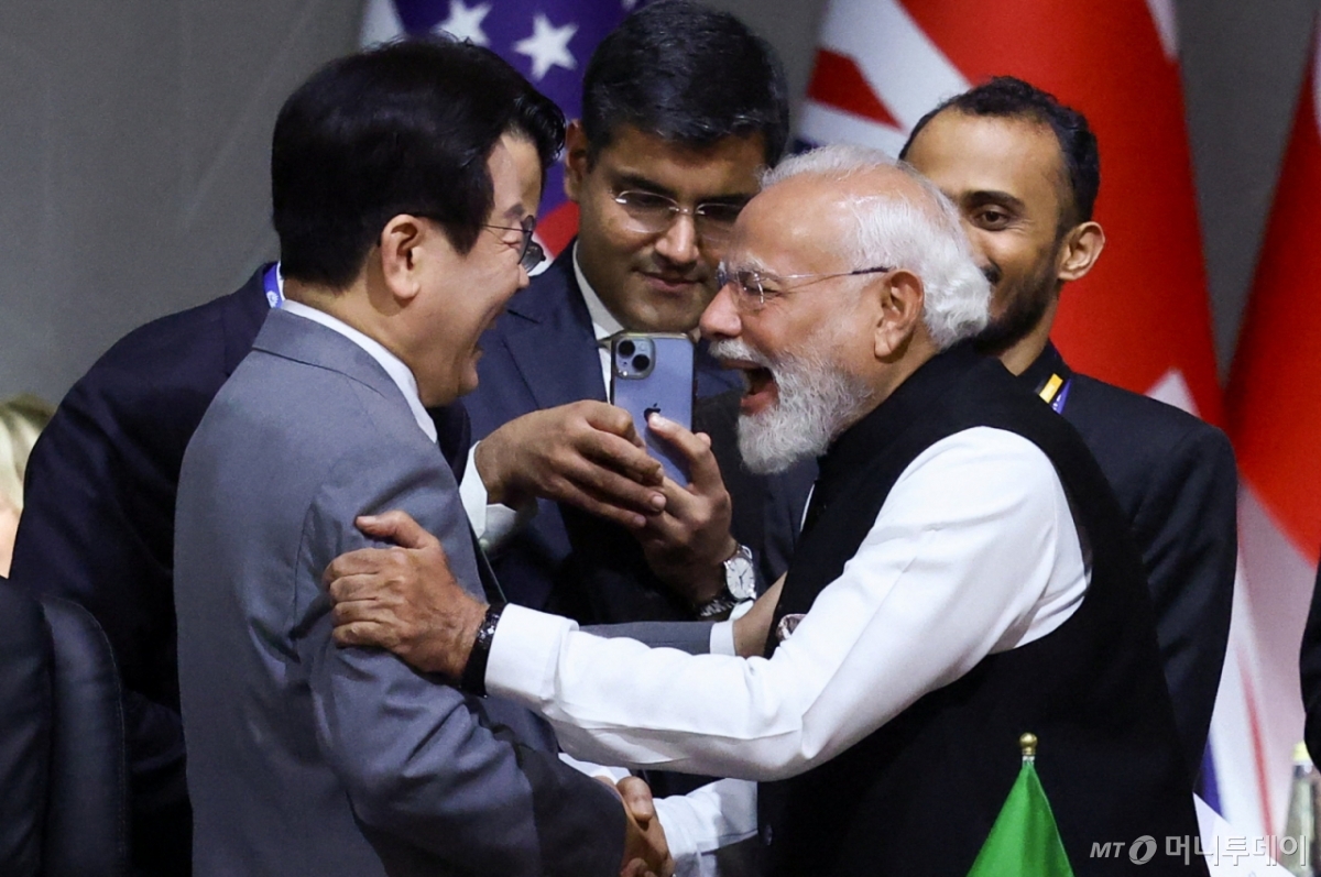 (로이터=뉴스1) = 이재명 대통령이 22일(현지시간) 남아프리카공화국 요하네스버그 엑스포 센터에서 열린 G20 정상회의에 참석해 나렌드라 모디 인도 총리와 인사를 나누고 있다.  ⓒ 로이터=뉴스1  Copyright © 뉴스1. All rights reserved. 무단 전재 및 재배포,  AI학습 이용 금지. /사진=(로이터=뉴스1)