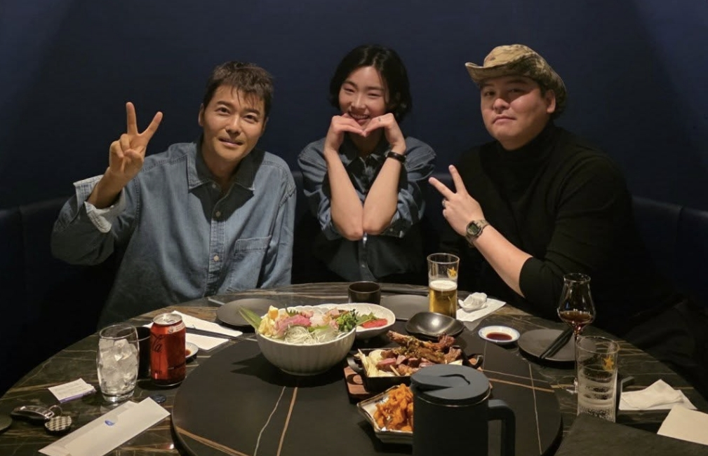 전현무가 23일 배우 이장우와 조혜원 결혼식 사회를 맡았다. 세 사람이 사석에서 함께 찍은 모습./사진=전현무 인스타그램 