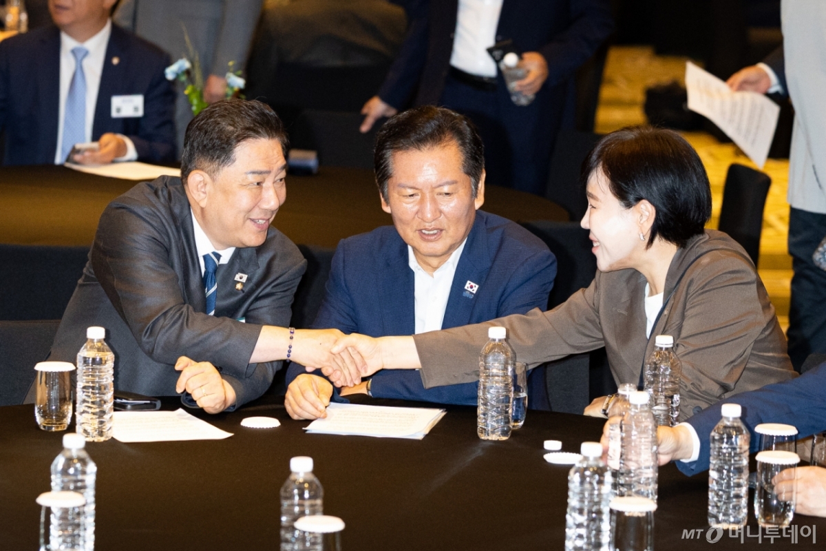 (인천=뉴스1) 유승관 기자 = 김병기 원내대표가 29일 인천 중구 파라다이스시티 컨벤션센터에서 열린 2025 정기국회 더불어민주당 국회의원 워크숍에서 전현희 최고위원과 인사하고 있다. 가운데는 정청래 대표. 2025.8.29/뉴스1  Copyright © 뉴스1. All rights reserved. 무단 전재 및 재배포,  AI학습 이용 금지. /사진=(인천=뉴스1) 유승관 기자