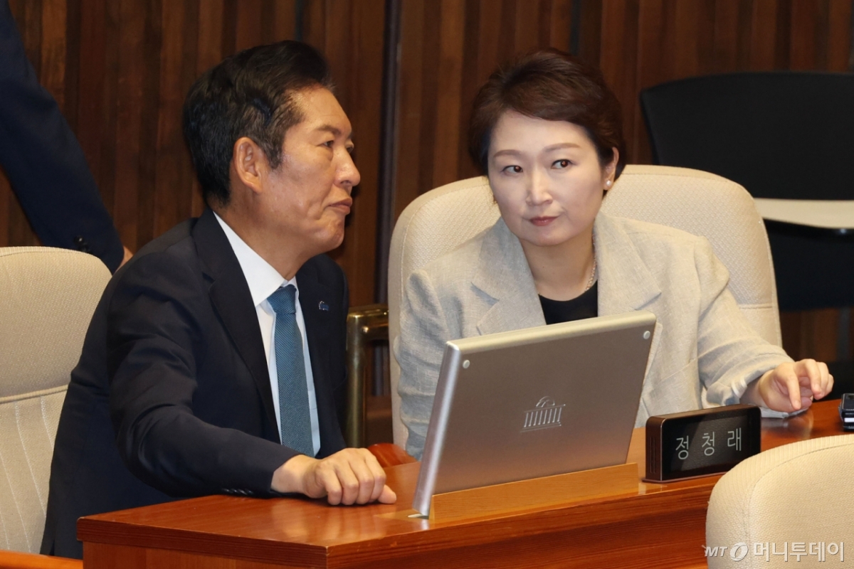 (서울=뉴스1) 이광호 기자 = 정청래 더불어민주당 대표와 이언주 최고위원이 5일 오후 서울 여의도 국회 본회의장에서 대화하고 있다.  2025.8.5/뉴스1  Copyright © 뉴스1. All rights reserved. 무단 전재 및 재배포,  AI학습 이용 금지. /사진=(서울=뉴스1) 이광호 기자