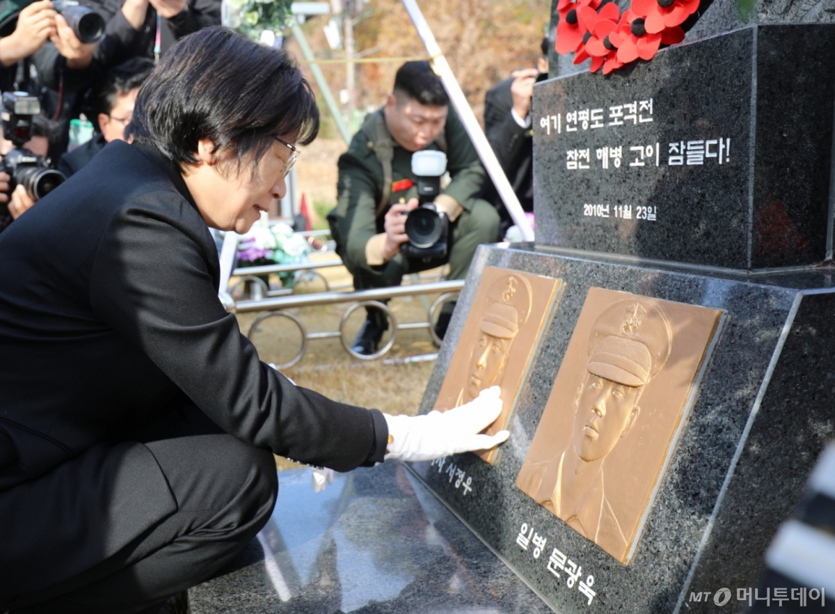 23일 대전 유성구 국립대전현충원에서 열린 제15주년 연평도 포격전 전투영웅 추모 및 전승기념 행사에서 고(故) 서정우 하사 어머니 김오복씨가 아들의 부조상을 어루만지고 있다. / 사진=뉴스1