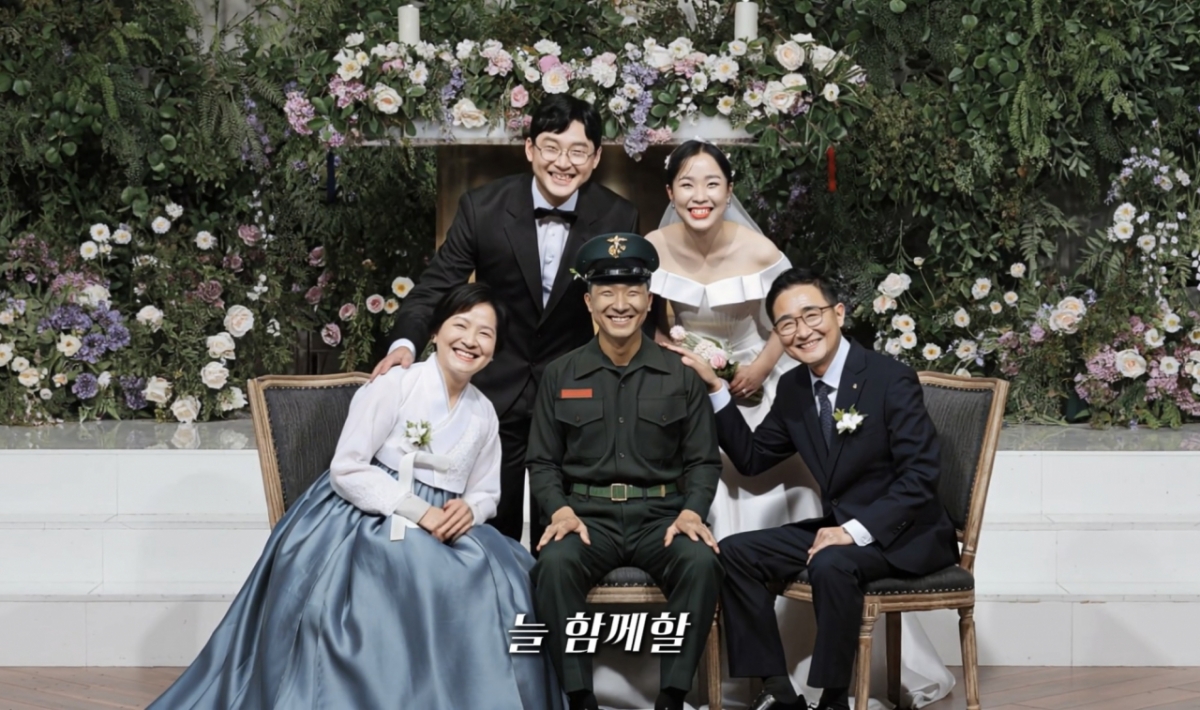 해병대가 2010년 11월23일 북한의 기습적인 포격 도발로 산화한 고(故) 서정욱 해병대 하사를 AI(인공지능)로 복원한 모습. 서 하사는 당시 병장으로, 말년 휴가를 위해 선착장까지 나갔다가 북한의 도발 소식을 듣자마자 부대로 복귀하던 중 포탄을 맞고 전사했다. 서 하사와 그의 가족들이 환하게 웃고 있다. / 사진=해병대