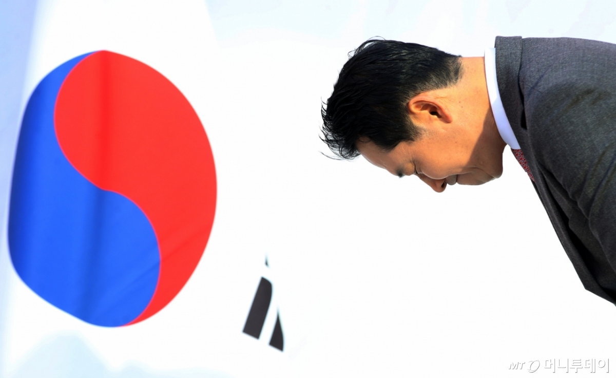 (창원=뉴스1) 윤일지 기자 = 장동혁 국민의힘 대표가 23일 오후 경남 창원 성산구 한서빌딩 앞 광장에서 열린 '민생회복 법치수호 국민대회'에 참석해 지지자 등 참석자들에게 인사하고 있다. 2025.11.23/뉴스1  Copyright © 뉴스1. All rights reserved. 무단 전재 및 재배포,  AI학습 이용 금지. /사진=(창원=뉴스1) 윤일지 기자