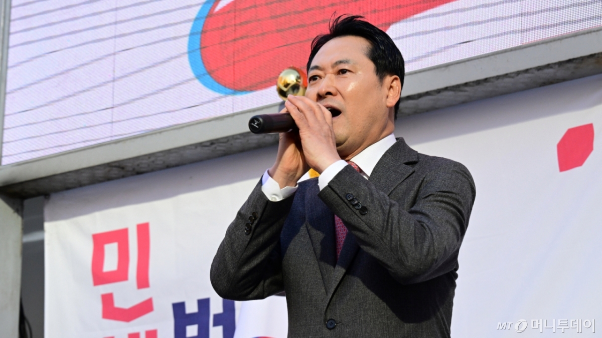 [창원=뉴시스] 차용현 기자 = 국민의힘 장동혁 대표가 23일 오후 경남 창원시 성산구 용지로에서 열린 '민생회복 법치수호 국민대회'에 참석해 발언을 하고 있다. 2025.11.23. con@newsis.com /사진=차용현