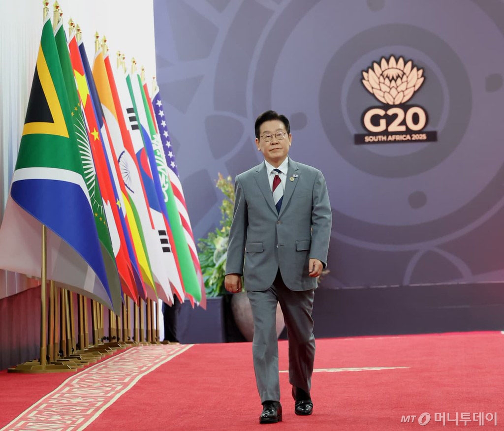 [요하네스버그=뉴시스] 최동준 기자 = 이재명 대통령이 22일(현지 시간) 남아프리카공화국 요하네스버그 엑스포 센터에서 열린 G20 정상회의에 입장하고 있다. (사진=G20 조직위원회 제공) 2025.11.23. photo@newsis.com  *재판매 및 DB 금지 /사진=최동준