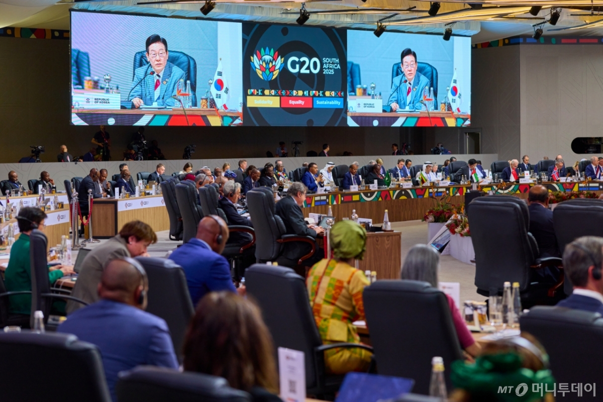 [요하네스버그=뉴시스] 최동준 기자 = 이재명 대통령이 22일(현지 시간) 남아프리카공화국 요하네스버그 엑스포 센터에서 열린 G20 정상회의 제1세션에서 발언하고 있다. (공동취재) 2025.11.22. photocdj@newsis.com /사진=