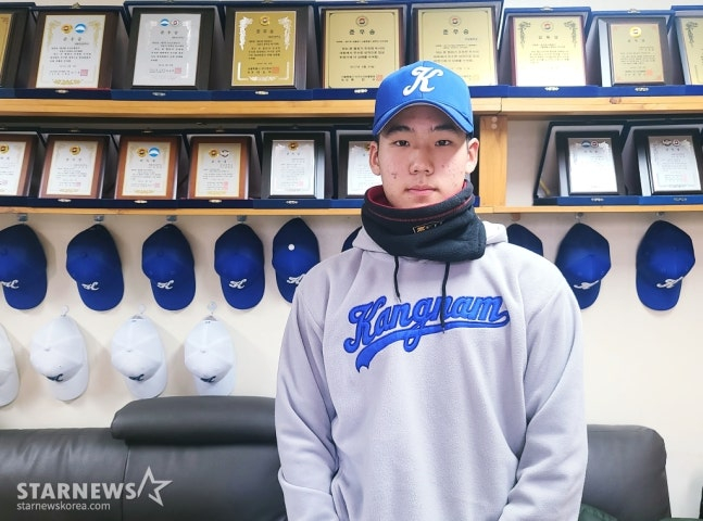 2023년 강남중 시절 김지우가 스타뉴스와 인터뷰를 마친 뒤 포즈를 취하고 있다. /사진=김우종 기자