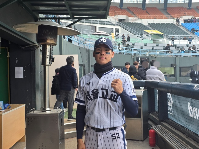 서울고 김지우가 23일 서울 목동야구장에서 열린 '2025 이마트 노브랜드배 CHAMPIONSHIP' 고등부 우승을 이끈 후 스타뉴스와 인터뷰에 응했다. /사진=김동윤 기자