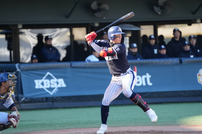 서울고 김지우가 23일 서울 목동야구장에서 열린 '2025 이마트 노브랜드배 CHAMPIONSHIP' 고등부 성남고와 결승전에서 타격하고 있다. /사진=대한야구소프트볼협회 제공