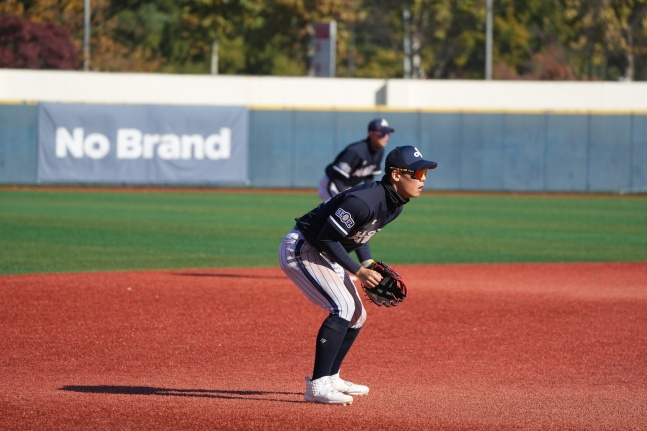 서울고 김지우가 23일 서울 목동야구장에서 열린 '2025 이마트 노브랜드배 CHAMPIONSHIP' 고등부 성남고와 결승전에서 3루 수비에 나서고 있다. /사진=대한야구소프트볼협회 제공