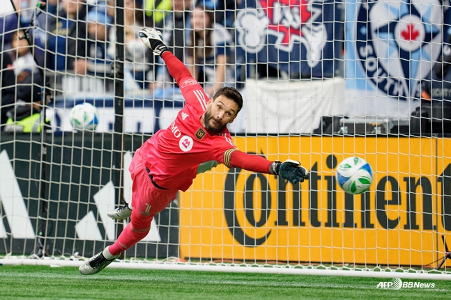 몸을 날리고 있는 요리스. /AFPBBNews=뉴스1