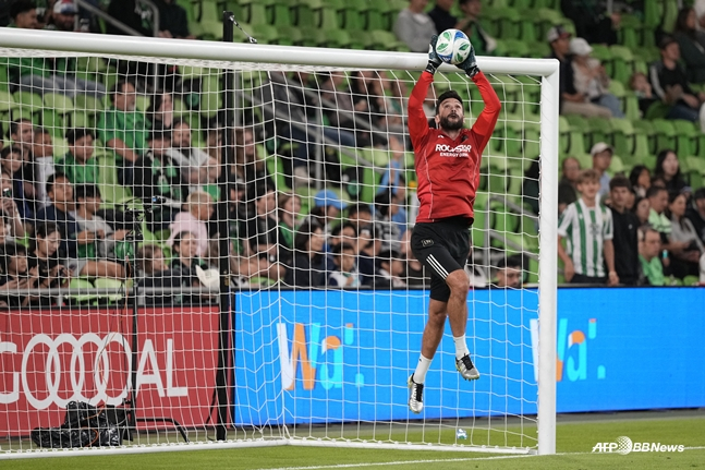 밴쿠버전을 앞두고 몸을 풀고 있는 요리스. /AFPBBNews=뉴스1