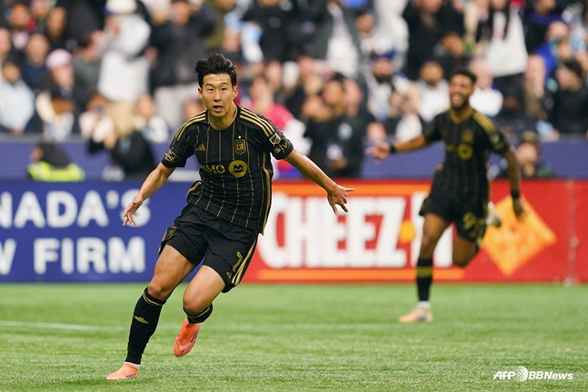 극적으로 2-2 동점을 만든 손흥민이 세리머니를 하고 있다. /AFPBBNews=뉴스1