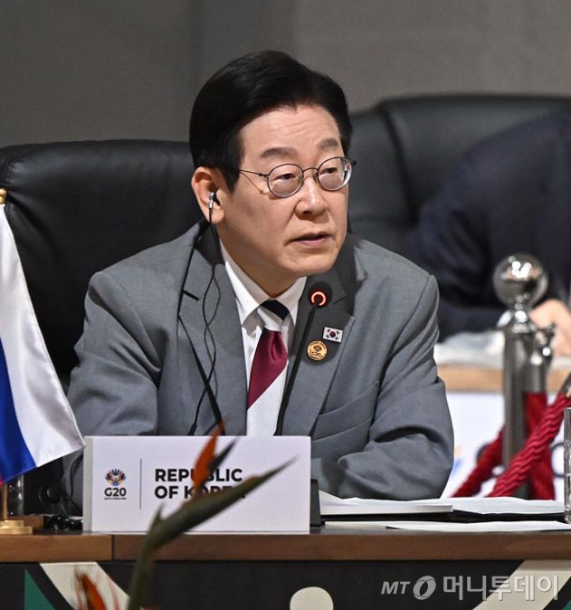 [요하네스버그=뉴시스] 최동준 기자 = 이재명 대통령이 22일(현지 시간) 남아프리카공화국 요하네스버그 엑스포 센터에서 열린 G20 정상회의에서 발언하고 있다. (사진=G20 조직위원회 제공) 2025.11.23. photo@newsis.com  *재판매 및 DB 금지 /사진=최동준