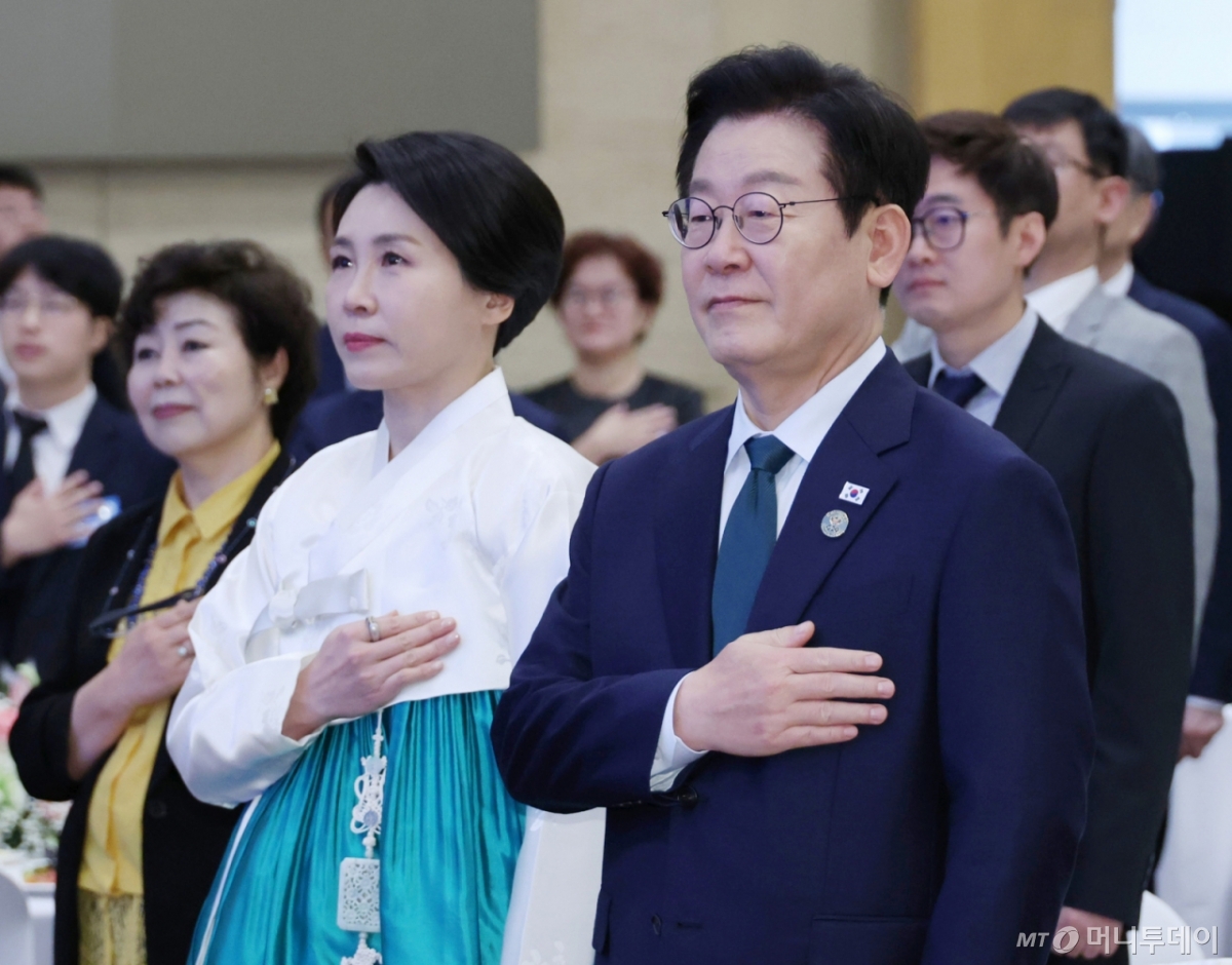 [요하네스버그=뉴시스] 최동준 기자 = 이재명 대통령과 김혜경 여사가 23일(현지 시간) 남아프리카공화국 요하네스버그 한 호텔에서 열린 동포 오찬 간담회에서 국민의례를 하고 있다. 2025.11.23. photocdj@newsis.com /사진=