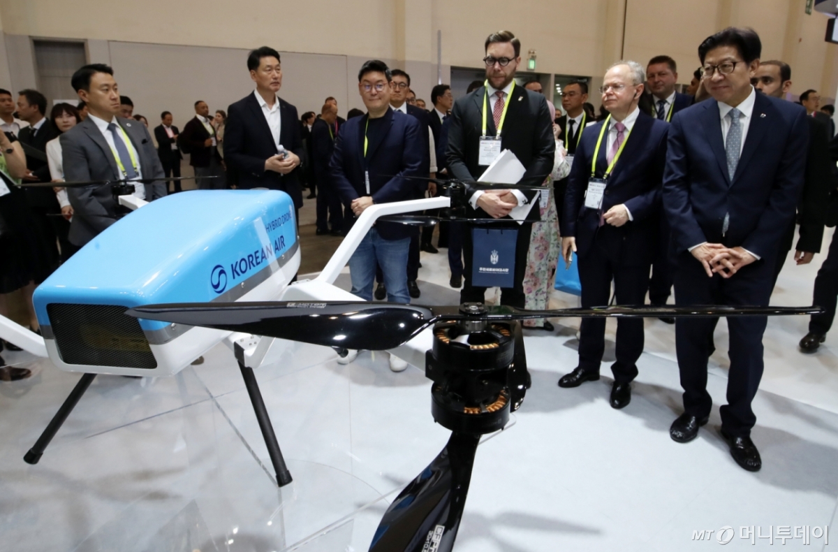 (부산=뉴스1) 윤일지 기자 = 15일 부산 해운대구 벡스코 제1전시장에서 열린 '2025 월드 스마트시티 엑스포'에서 참가자들이 대한항공 부스를 찾아 하이브리드 드론을 살펴보고 있다. 국토교통부와 과학기술정보통신부 주관으로 17일까지 열리는 이번 엑스포에서는 국내외 277개 기관이 참여해 모빌리티, 빌딩·인프라, 에너지·환경, 안전·헬스케어 등 스마트시티 분야의 첨단기술과 서비스를 선보인다. 2025.7.15/뉴스1 Copyright © 뉴스1. All rights reserved. 무단 전재 및 재배포, AI학습 이용 금지. /사진=(부산=뉴스1) 윤일지 기자