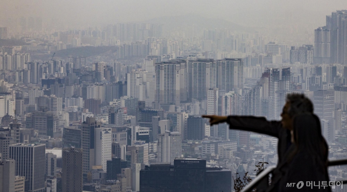 [서울=뉴시스] 김근수 기자 = 23일 오전 서울 남산에서 서울 시내 아파트 대단지 모습이 보이고 있다.   한국부동산원의 전국 주간 아파트 가격 동향에 따르면 11월 셋째 주(17일 기준) 서울의 주간 아파트 매매가격은 0.20%로 전주(0.17%) 대비 상승했다. 2025.11.23. ks@newsis.com /사진=김근수