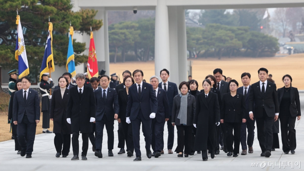 조국 조국혁신당 대표가 24일 서울 동작구 국립서울현충원에서 참배하기 위해 현충탑으로 향하고 있다. /사진=뉴스1
