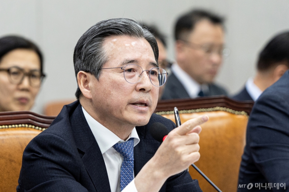 (서울=뉴스1) 이승배 기자 = 김용범 대통령실 정책실장이 18일 서울 여의도 국회에서 열린 제429회국회(정기회) 운영위원회 제5차 전체회의 김은혜 국민의힘 의원이 질의 중 가족을 언급하자 격노하고 있다. 2025.11.18/뉴스1  Copyright © 뉴스1. All rights reserved. 무단 전재 및 재배포,  AI학습 이용 금지. /사진=(서울=뉴스1) 이승배 기자