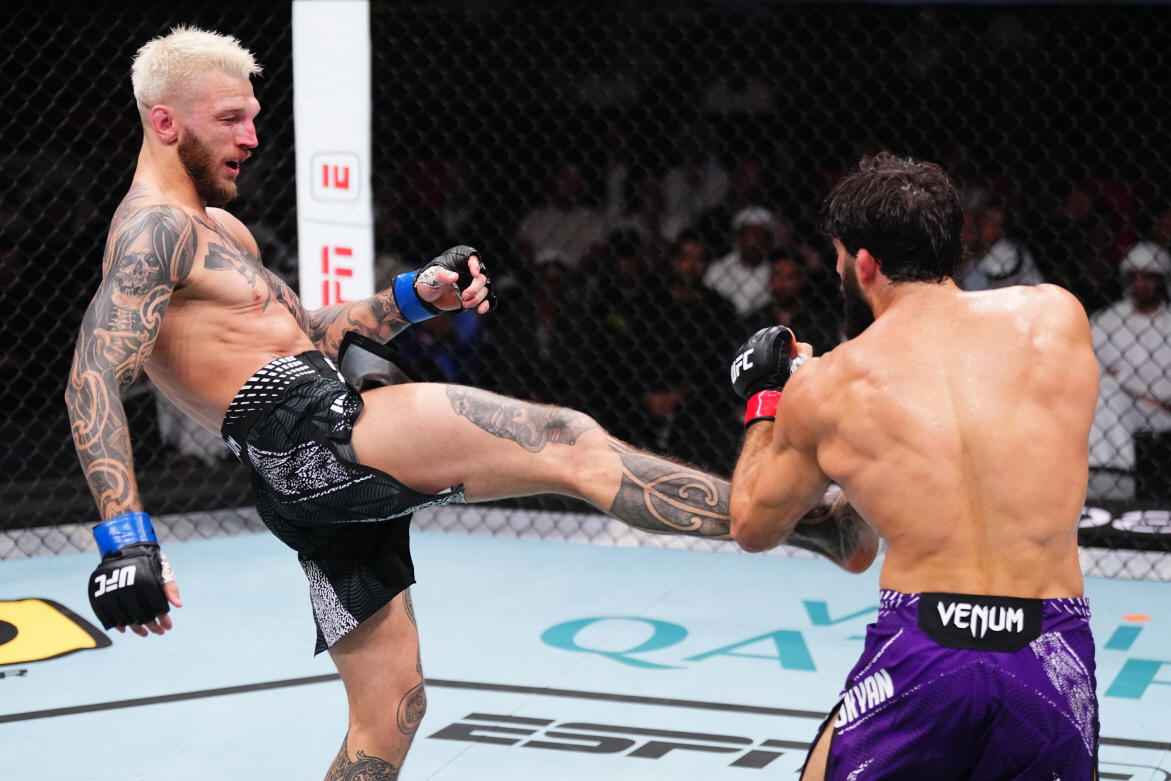 댄 후커(왼쪽)와 아르만 사루키안의 경기 중. /사진=UFC 제공