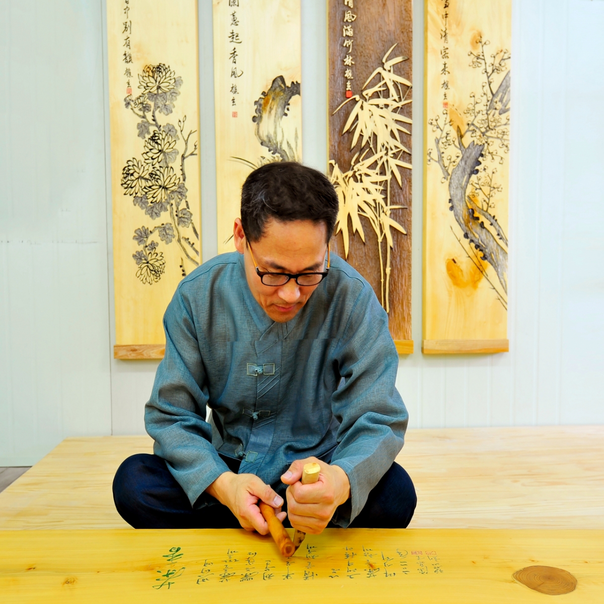 벽산 정형준 작가 서각 장면/사진=나요안 기자