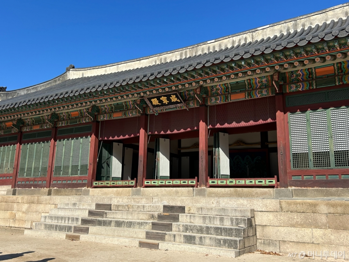 지난 18일 서울 덕수궁 함녕전 모습. 경사로가 없어 함녕전 내부 관람이 제한됐다. /사진=김지현 기자.