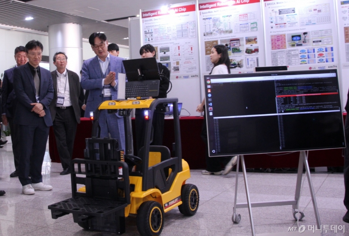 [서울=뉴시스] 24일 LG전자 서초R&D캠퍼스에서 'Future 2030 서밋'에서 LG전자의 P5G 통신 기술을 활용해 스마트팩토리에서 활용하는 무인 지게차 로봇 제어 시연을 진행하고 있다. (사진=LG전자 제공) 2025.10.26.  *재판매 및 DB 금지 /사진=