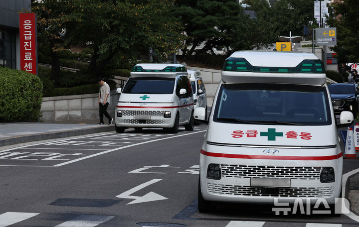기사 내용과 직접적인 관련 없는 사진. 서울 한 대학병원 응급실 앞에 구급차들이 대기 중인 모습./사진=뉴시스