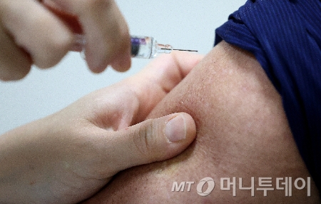 [대구=뉴시스] 이무열 기자 = 75세 이상 고령층에 대한 인플루엔자(독감) 무료 접종이 시작된 15일 대구의 한 병원에서 어르신이 독감 무료 예방 접종을 받고 있다. 2025.10.15. lmy@newsis.com /사진=이무열