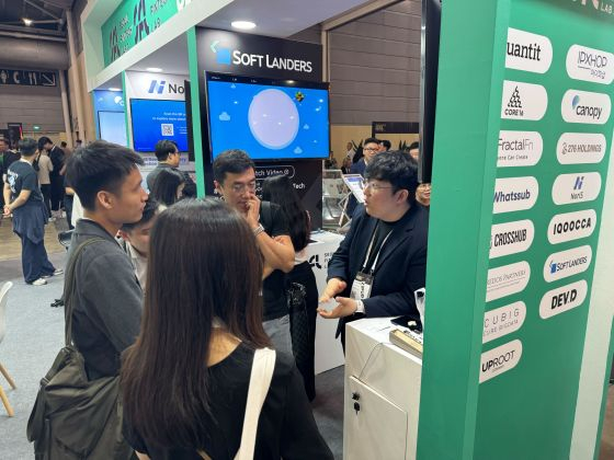 해외 전시부스에서 집업페이를 설명하고 있는 김기태 데브디 대표/사진=데브디