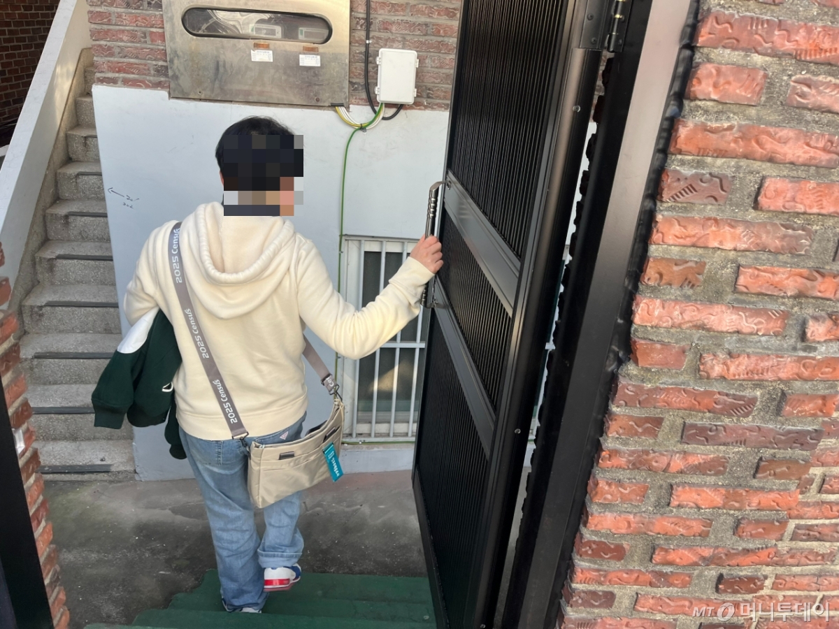 서울시의 한 주택가에서 인구주택총조사를 맡은 이모씨가 조사를 위해 가구를 방문하고 있다. /사진=이정우 기자.