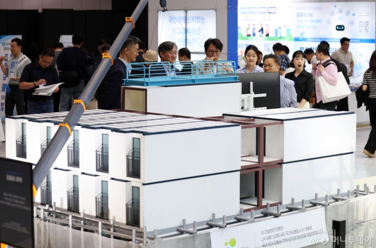 (서울=뉴스1) 오대일 기자 = 30일 서울 강남구 코엑스에서 열린 ‘집코노미 박람회 2025’에서 방문객들이 LH가 세종스마트단지에 조성하는 국내 최대 모듈러 주택 단지 모형을 살펴보고 있다.  올해로 11회째를 맞는 집코노미 박람회는 국내 최대의 종합 부동산 박람회로 다음 달 1일까지 이틀간 코엑스 B홀에서 개최된다. 2025.9.30/뉴스1  Copyright © 뉴스1. All rights reserved. 무단 전재 및 재배포,  AI학습 이용 금지. /사진=(서울=뉴스1) 오대일 기자