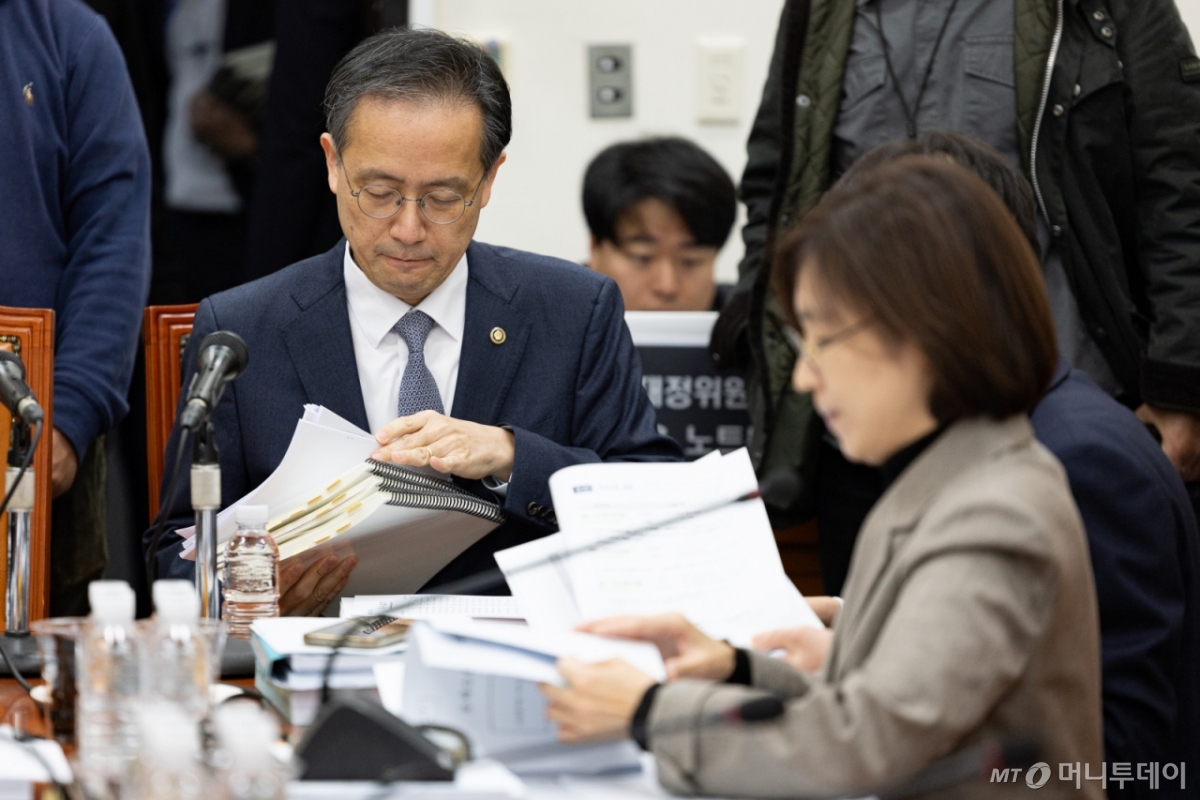 (서울=뉴스1) 유승관 기자 = 이형일 기획재정부 제1차관이 24일 서울 여의도 국회에서 열린 제429회 국회(정기회) 기획재정위원회 제5차 조세소위원회에 출석해 자료를 살피고 있다. 2025.11.24/뉴스1  Copyright © 뉴스1. All rights reserved. 무단 전재 및 재배포,  AI학습 이용 금지. /사진=(서울=뉴스1) 유승관 기자