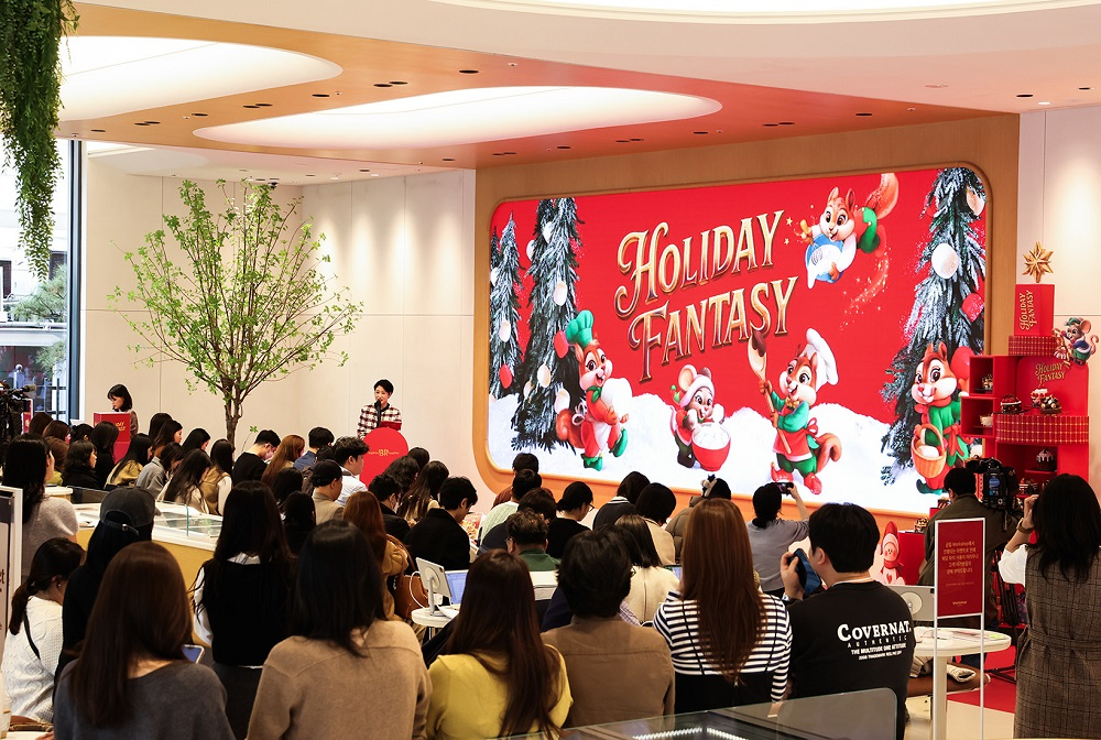  서울 강남구 도곡동 '워크샵 by 배스킨라빈스'에서 열린 2025 크리스마스 케이크 쇼케이스에서 참석자들이 제품 설명을 듣고 있다./사진=배스킨라빈스