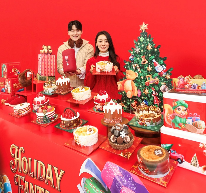 서울 강남구 도곡동 '워크샵 by 배스킨라빈스'에서 모델들이 '홀리데이 판타지' 크리스마스 케이크 라인업과 영국 브랜드 '헌터(Hunter)'와 협업한 겨울 굿즈를 함께 소개하고 있다./사진=배스킨라빈스