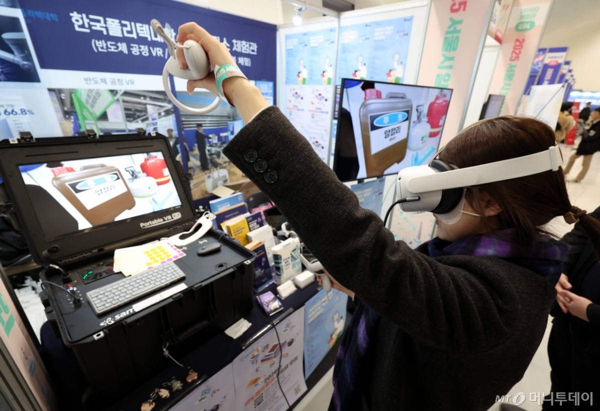 6일 오후 서울 중구 동대문디자인플라자(DDP)에서 열린 2025 서울시 일자리 박람회에서 한 시민이 반도체 공정 VR 체험을 하고 있다. 사진은 기사와 연관없음/사진=뉴시스
