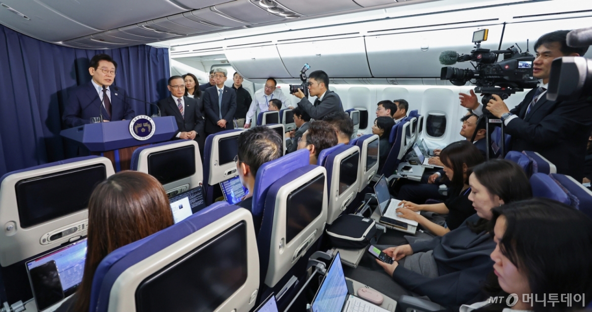 [앙카라=뉴시스] 최동준 기자 = G20 정상회의 일정을 마친 이재명 대통령이 23일(현지 시간) 중동·아프리카 순방의 마지막 방문국인 튀르키예 앙카라로 향하는 공군 1호기에서 순방 기내 기자간담회를 하고 있다. 2025.11.24. photocdj@newsis.com /사진=최동준