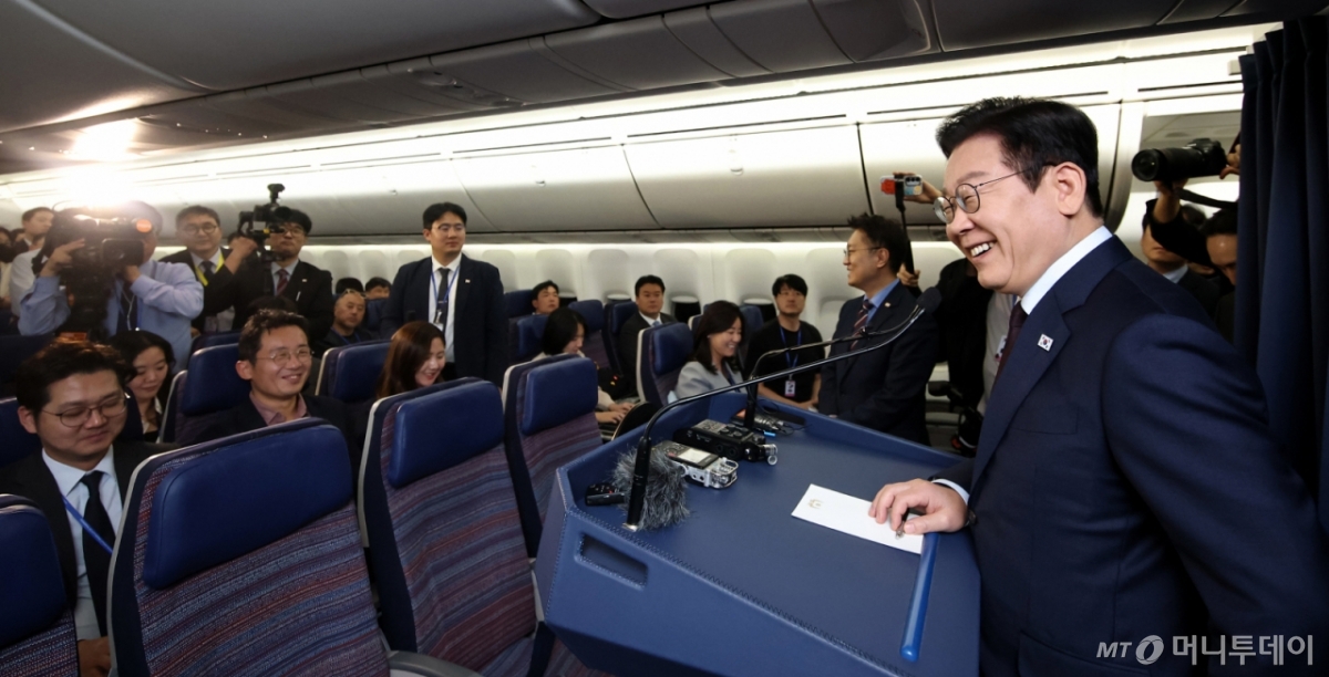 [앙카라=뉴시스] 최동준 기자 = G20 정상회의 일정을 마친 이재명 대통령이 23일(현지 시간) 중동·아프리카 순방의 마지막 방문국인 튀르키예 앙카라로 향하는 공군 1호기에서 순방 기내 기자간담회를 하고 있다. 2025.11.24. photocdj@newsis.com /사진=최동준