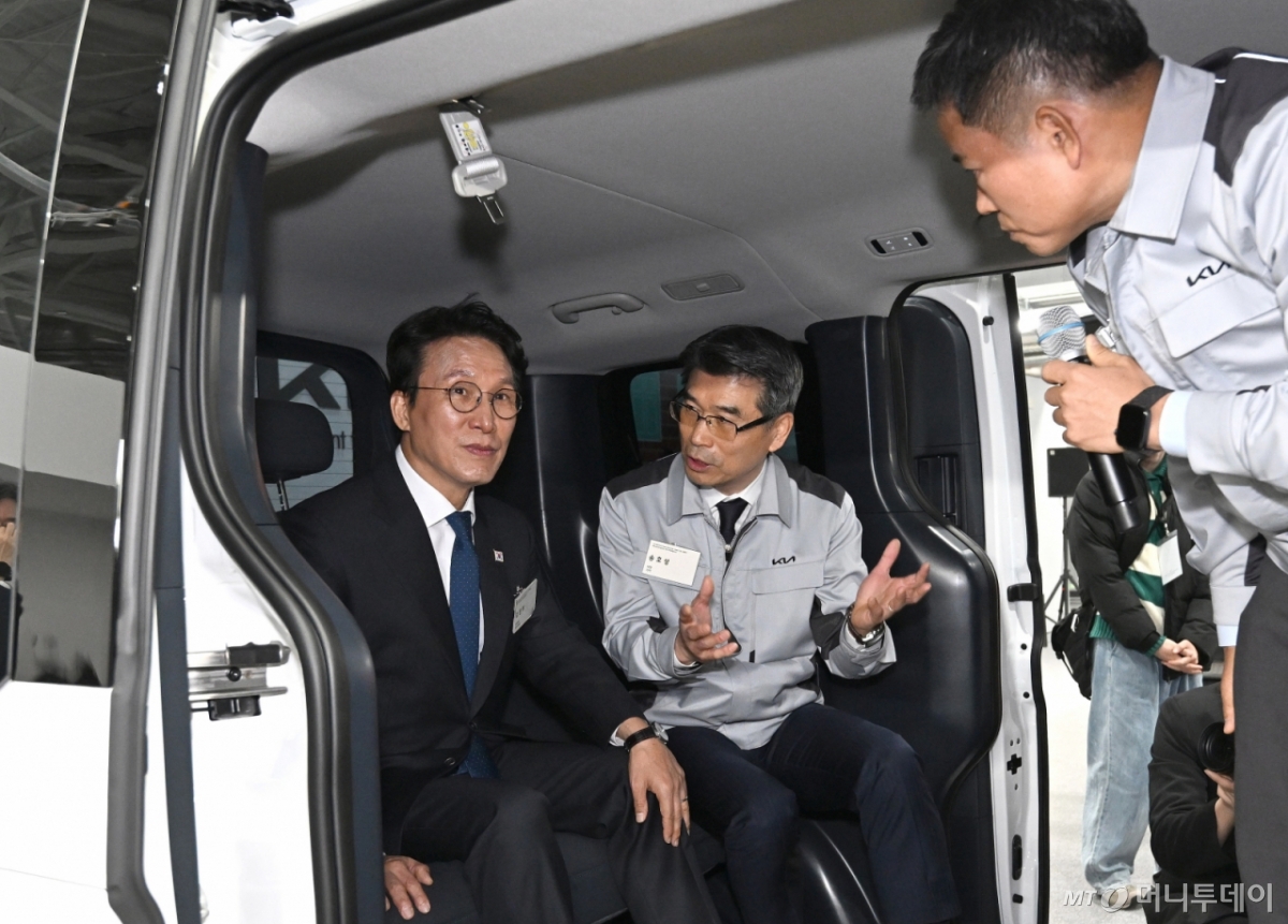 (서울=뉴스1) = 김민석 국무총리가 14일 오전 경기 화성시 오토랜드 화성에서 열린 기아 화성 EVO Plant East 준공식 및 West 기공식에 참석해 전시물을 둘러보며 송호성 기아 사장의 설명을 듣고 있다. (현대차·기아 제공. 재판매 및 DB 금지) 2025.11.14/뉴스1  Copyright © 뉴스1. All rights reserved. 무단 전재 및 재배포,  AI학습 이용 금지. /사진=(서울=뉴스1)