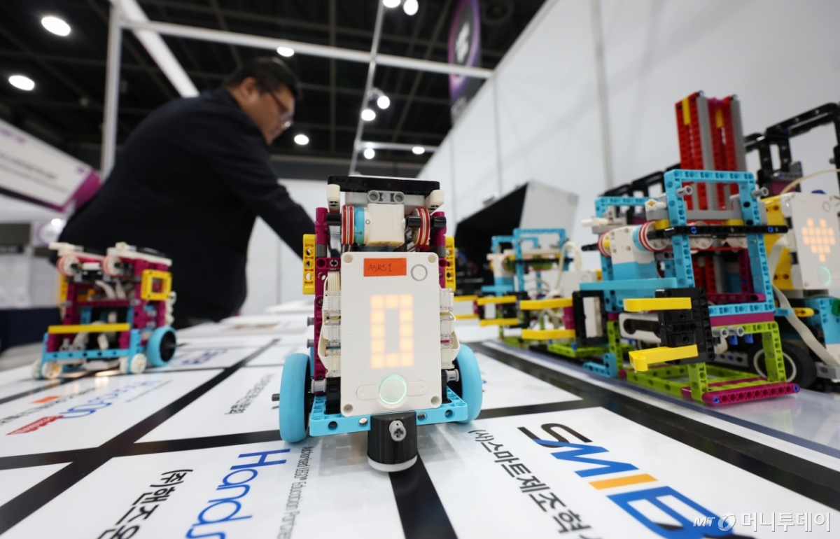 [서울=뉴시스] 홍효식 기자 = 22일 서울 서초구 aT센터에서 열린 2025 제조혁신코리아에서 물류 이송 장비와 창고 재고 관리를 학습할 수 있는 스마트팩토리 교구가 시연되고 있다. 2025.10.22.  /사진=홍효식