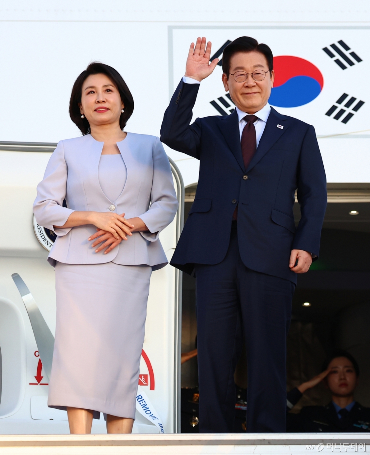 [요하네스버그=뉴시스] 최동준 기자 = G20 정상회의 일정을 마친 이재명 대통령과 김혜경 여사가 23일(현지 시간) 남아프리카공화국 요하네스버그 국제공항에서 튀르키예 앙카라로 출발하기 위해 공군 1호기에 탑승해 인사하고 있다. 2025.11.24. photocdj@newsis.com /사진=