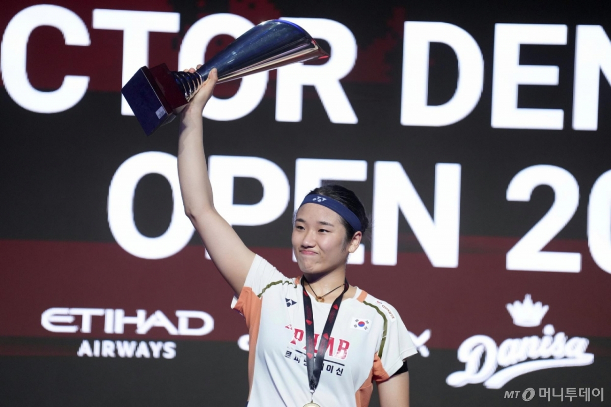 [오덴세=AP/뉴시스] 안세영(1위)이 19일(현지 시간) 덴마크 오덴세 유스케방크아레나에서 열린 2025 세계배드민턴연맹(BWF) 월드 투어 슈퍼750 덴마크오픈 여자 단식 정상에 올라 트로피를 들고 포즈를 취하고 있다. 안세영은 결승에서 왕즈이(2위·중국)를 2-0(21-5 24-22)으로 꺾고 올 시즌 8번째 우승을 차지했다. 2025.10.20. /사진=민경찬