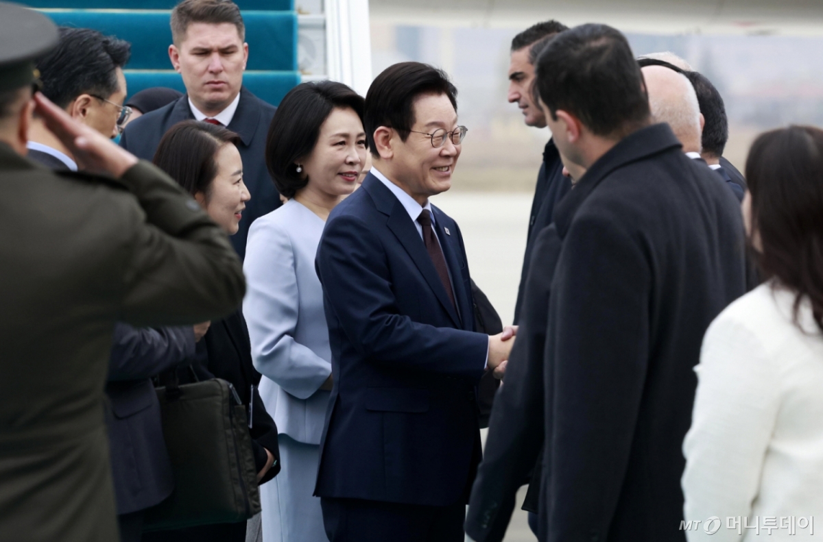 [앙카라=뉴시스] 최동준 기자 = 튀르키예를 국빈 방문한 이재명 대통령이 24일(현지 시간) 앙카라 에센보아 국제공항에 도착해 공군 1호기에서 내리며 환영인사들과 인사를 나누고 있다. 2025.11.24. photocdj@newsis.com /사진=최동준