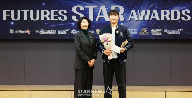 시상자인 김화순 대한민국농구협회 부회장(왼쪽)과 윤지원(오른쪽)이 기념촬영을 하고 있다. /사진=김휘선 기자